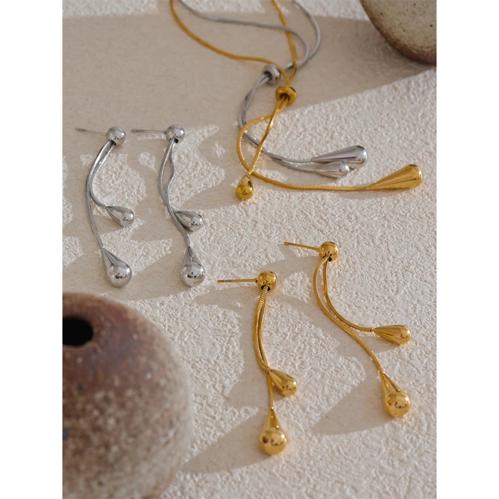 Geometric chain earrings in gold-plated stainless steel.