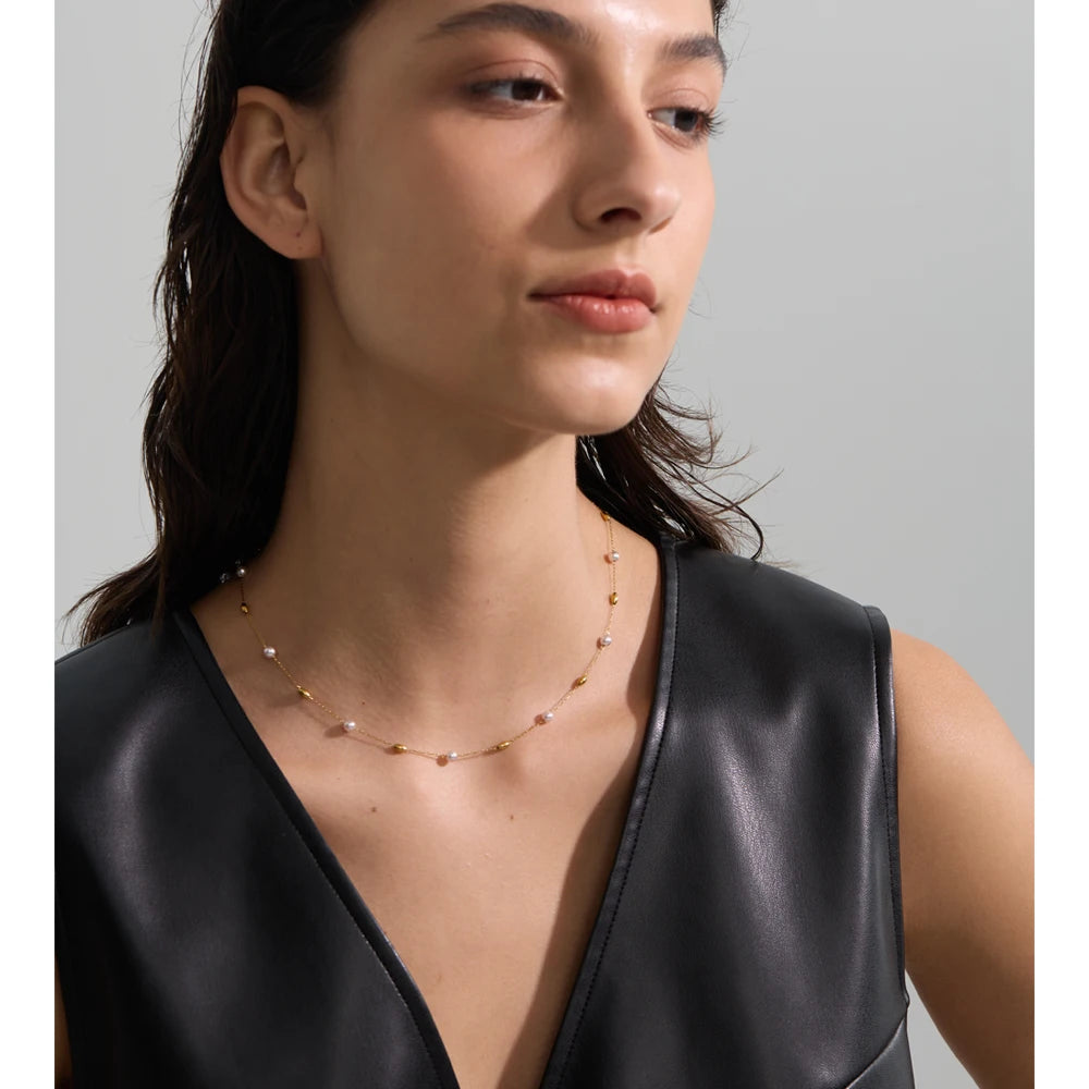 Pearl beaded geometric necklace in gold-plated stainless steel with pearl.