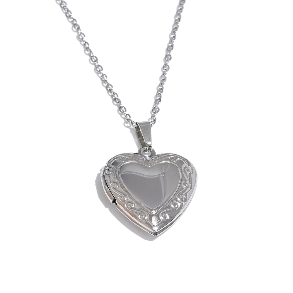 Heart necklace in gold-plated stainless steel.