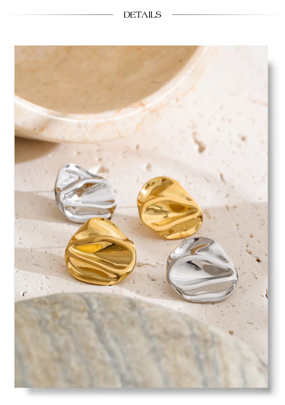 Geometric earrings in gold-plated stainless steel.