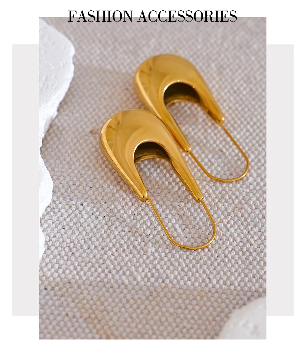 Geometric earrings in gold-plated stainless steel.