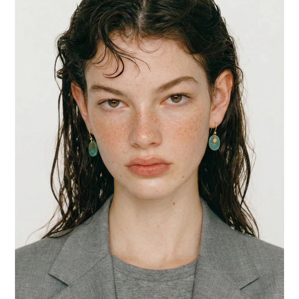 Natural stone geometric earrings in gold-plated stainless steel with natural stone.