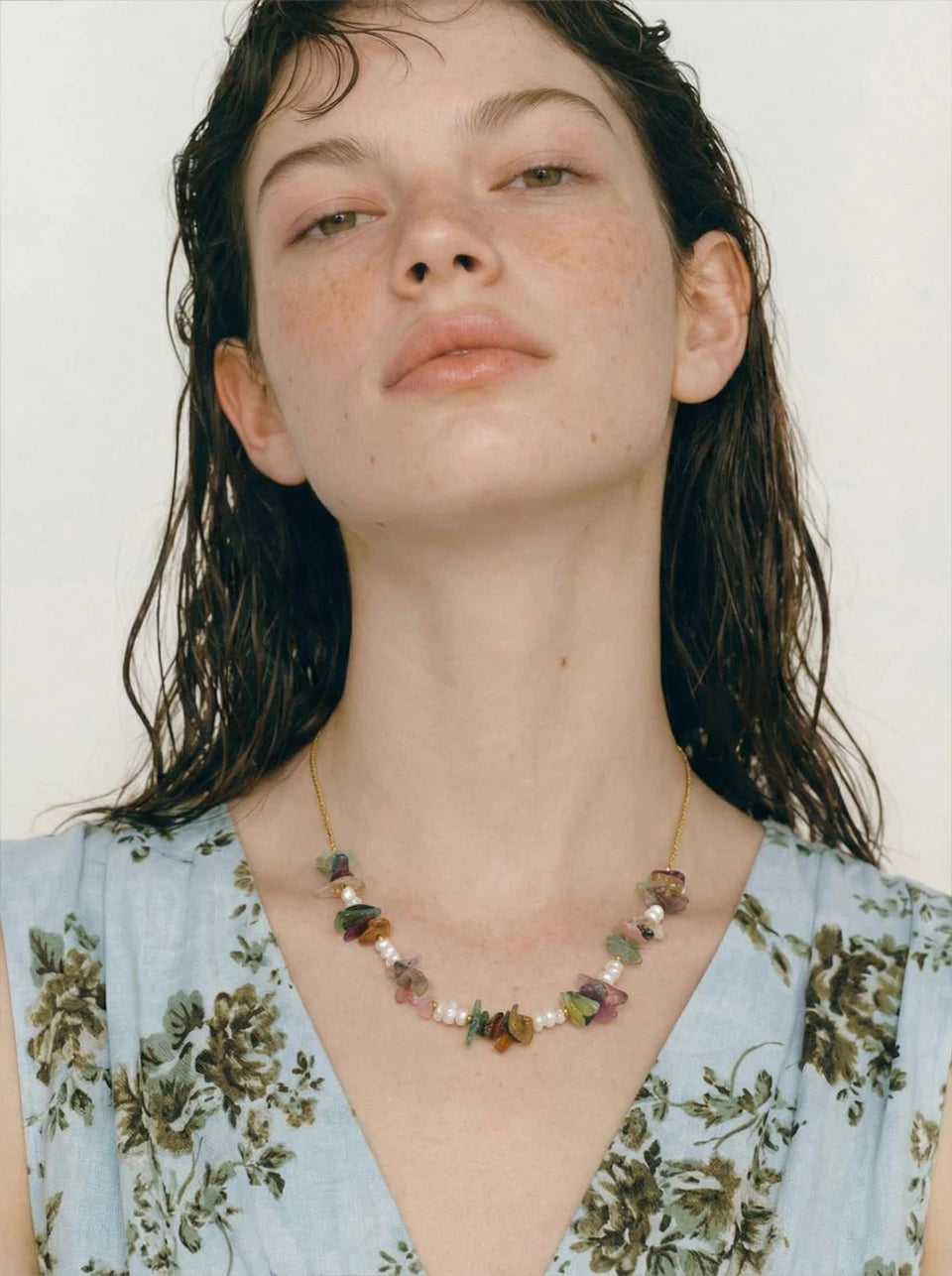 Pearl natural stone multi-color necklace in gold-plated stainless steel with pearl and natural stone.