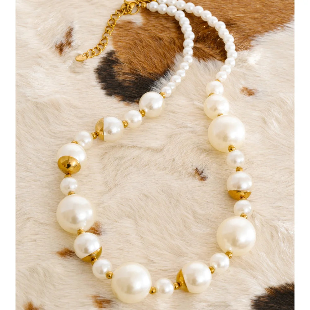 Pearl resin acrylic necklace in gold-plated stainless steel with pearl and resin.
