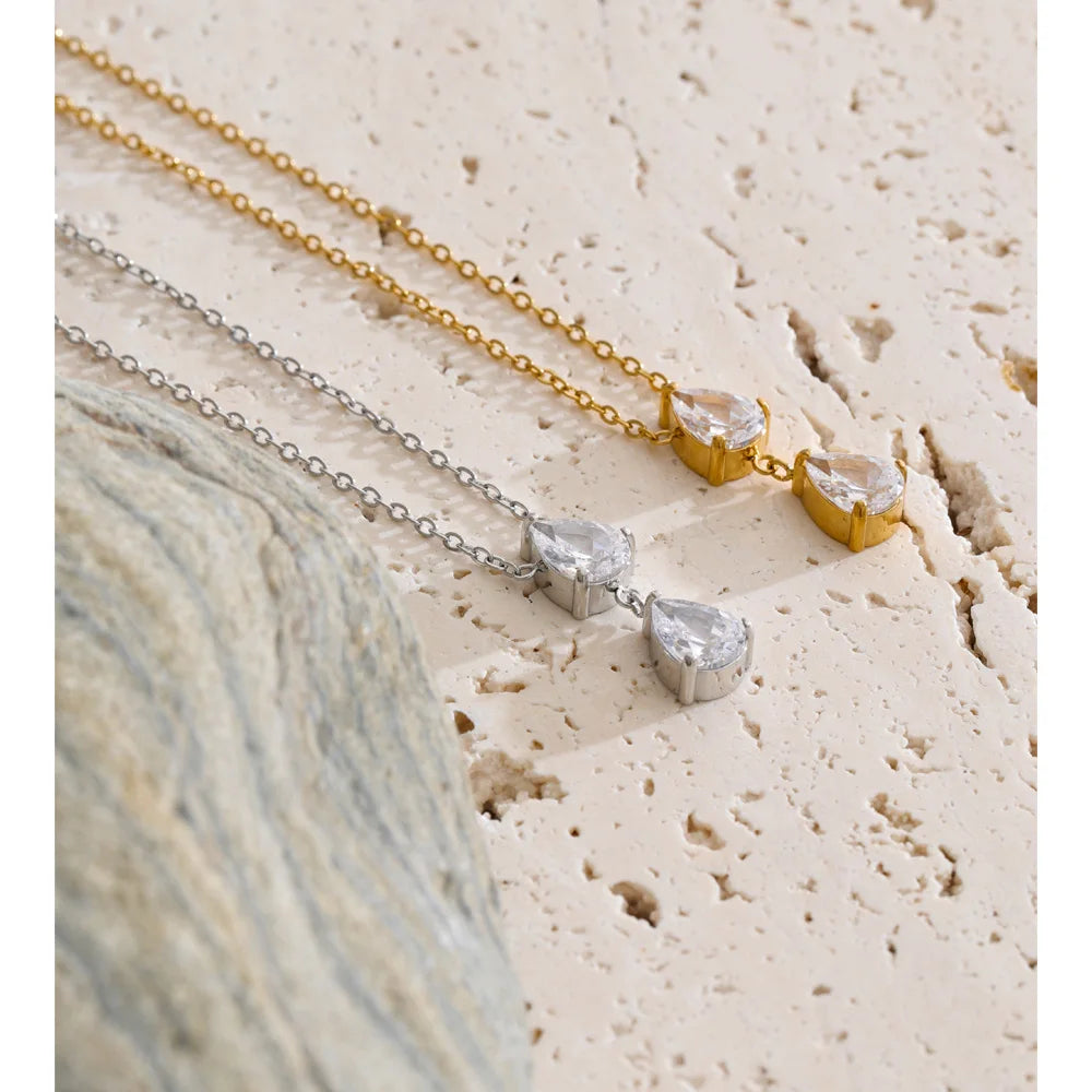 Cubic zirconia geometric necklace in gold-plated stainless steel with cubic zirconia.