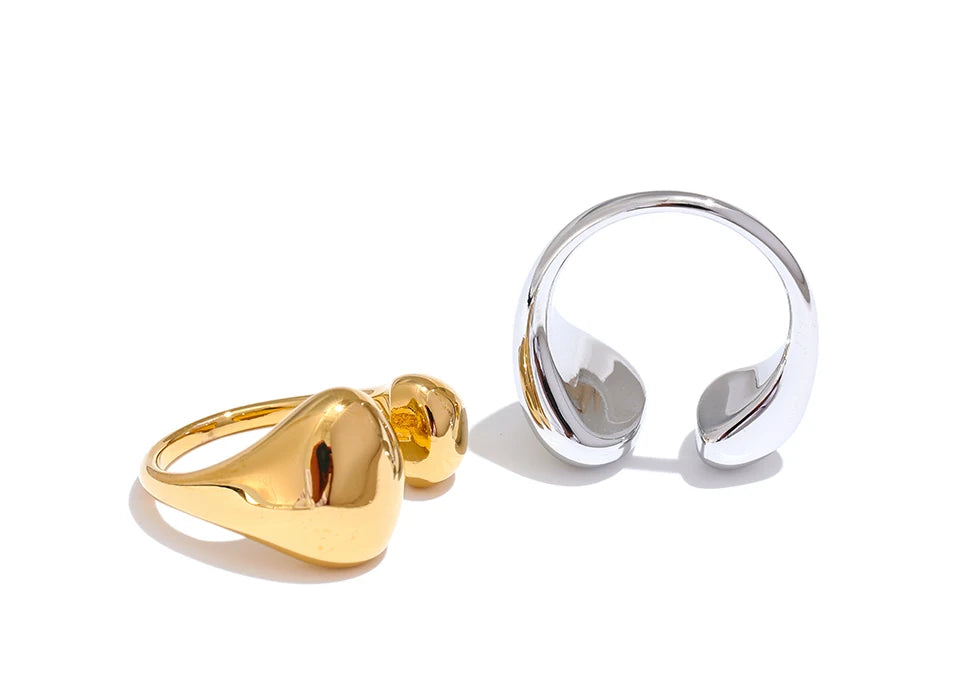 Minimalist geometric ring in gold-plated stainless steel.
