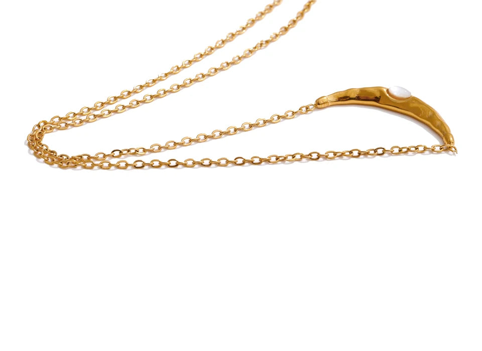 Shell moon geometric necklace in gold-plated stainless steel with shell.