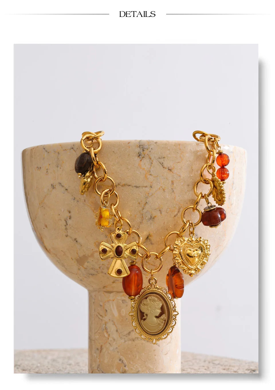 Resin acrylic heart necklace in gold-plated stainless steel with resin and acrylic.