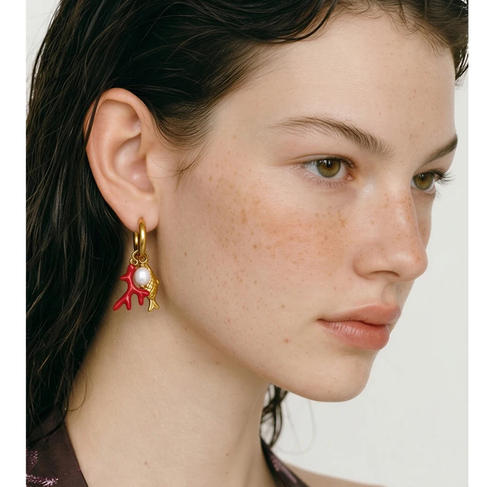 Freshwater pearl geometric earrings in gold-plated stainless steel with freshwater pearl.