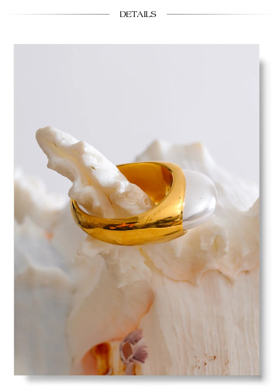 Pearl geometric ring in gold-plated stainless steel with pearl.
