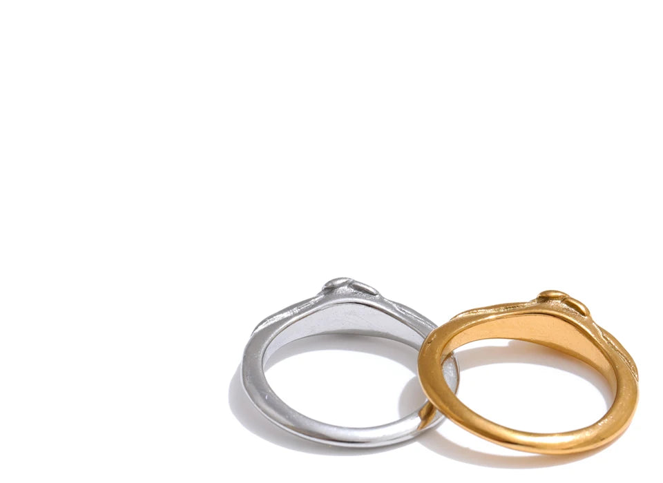 Flower geometric ring in 18K gold-plated stainless steel.