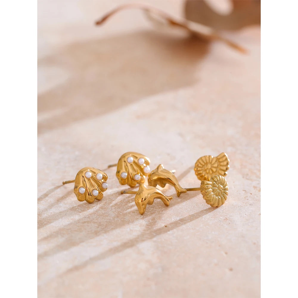 Pearl shell geometric earrings in gold-plated stainless steel with pearl and shell.
