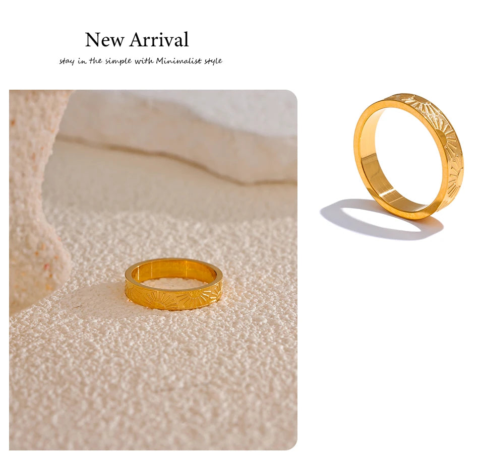 Sun minimalist geometric ring in 18K gold-plated stainless steel.