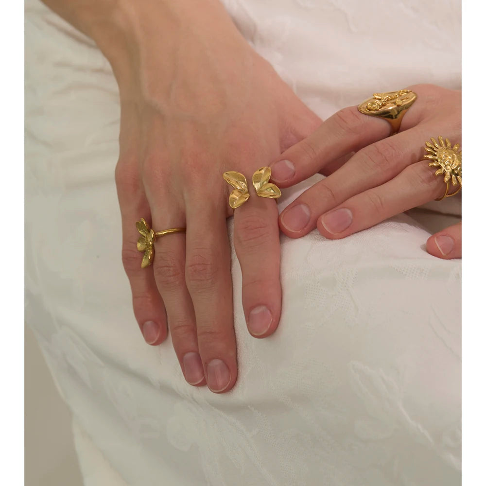 Flower ring in gold-plated stainless steel.