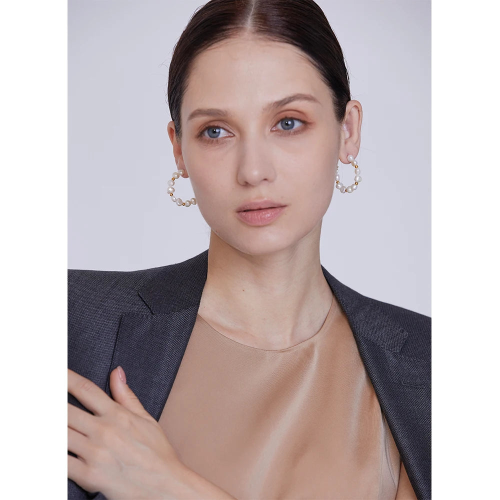 Freshwater pearl geometric earrings in gold-plated stainless steel with freshwater pearl.