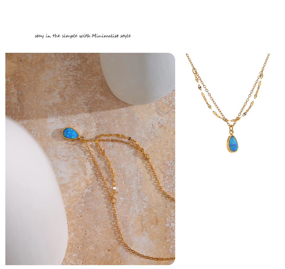 Blue natural stone geometric necklace in gold-plated stainless steel with natural stone.