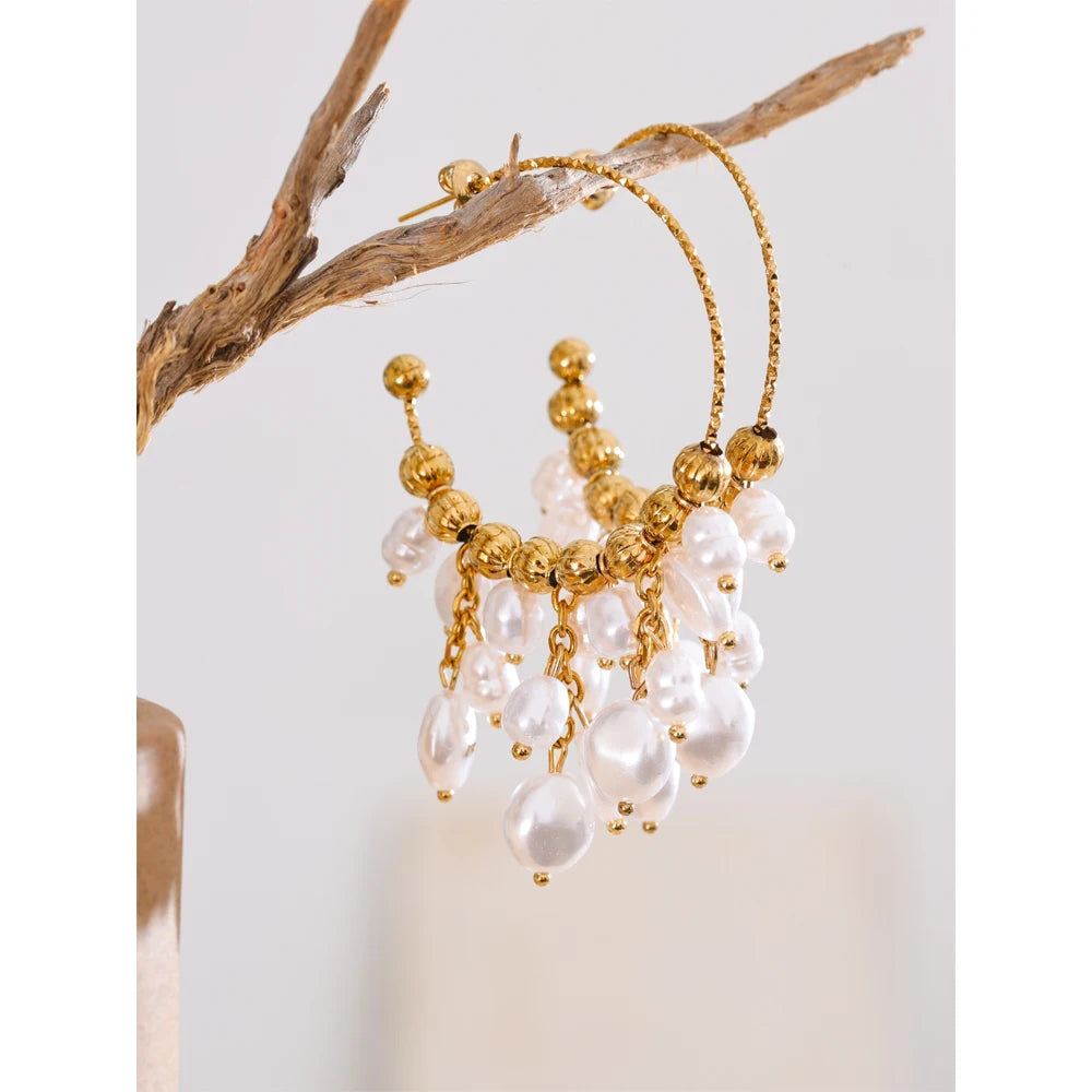 Pearl geometric earrings in gold-plated stainless steel with pearl.