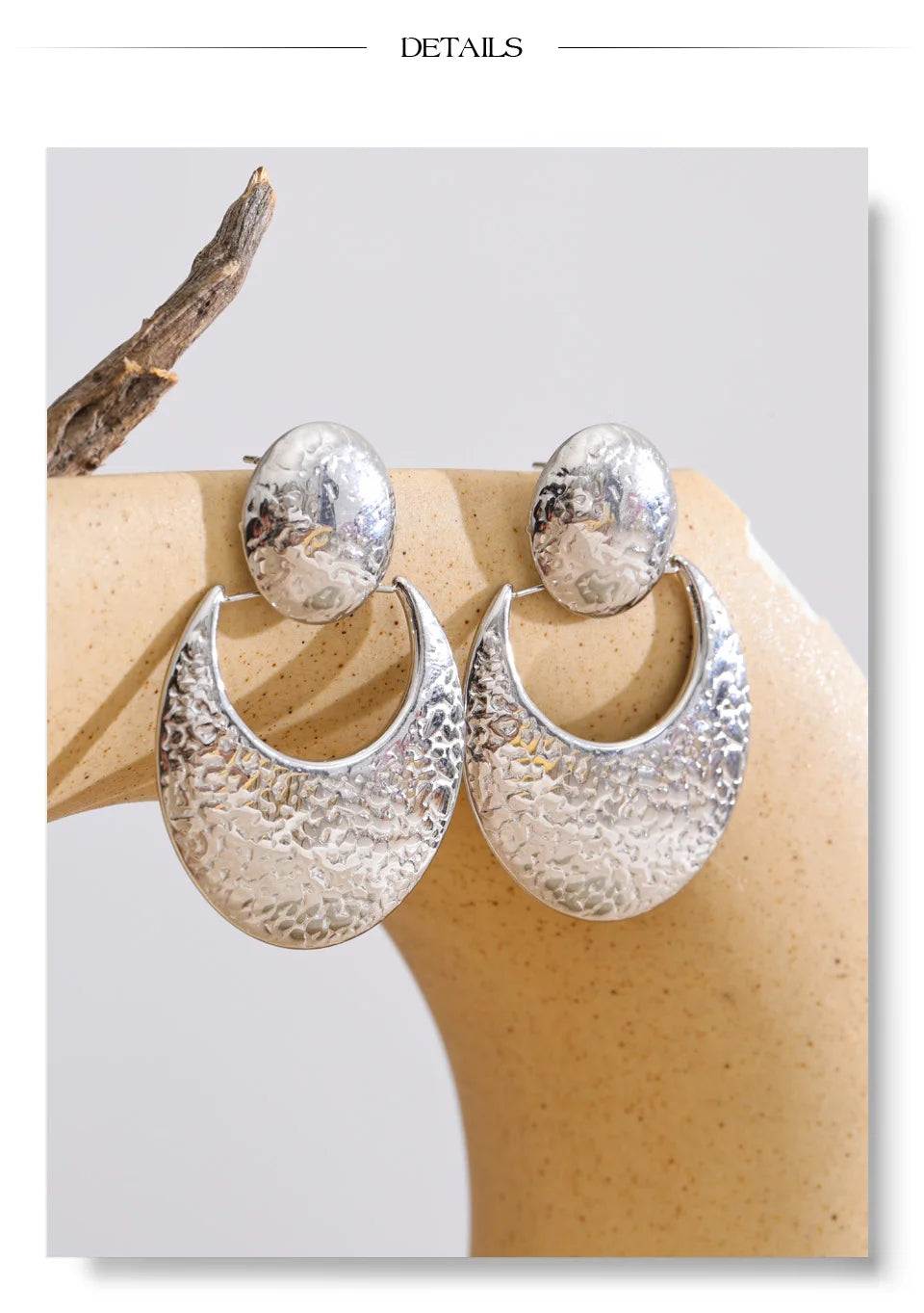 Hammered geometric earrings in gold-plated stainless steel.
