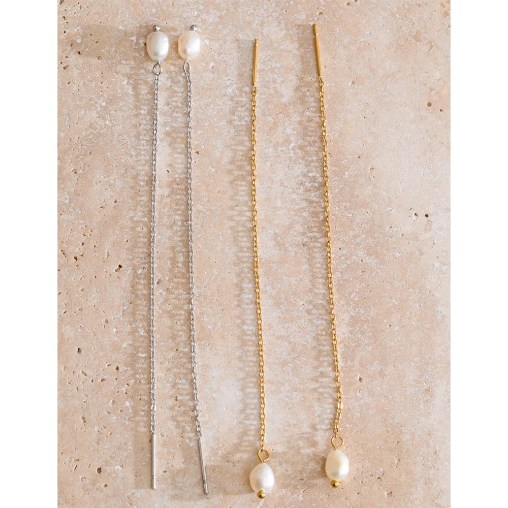 Freshwater pearl geometric chain earrings in gold-plated stainless steel with freshwater pearl.