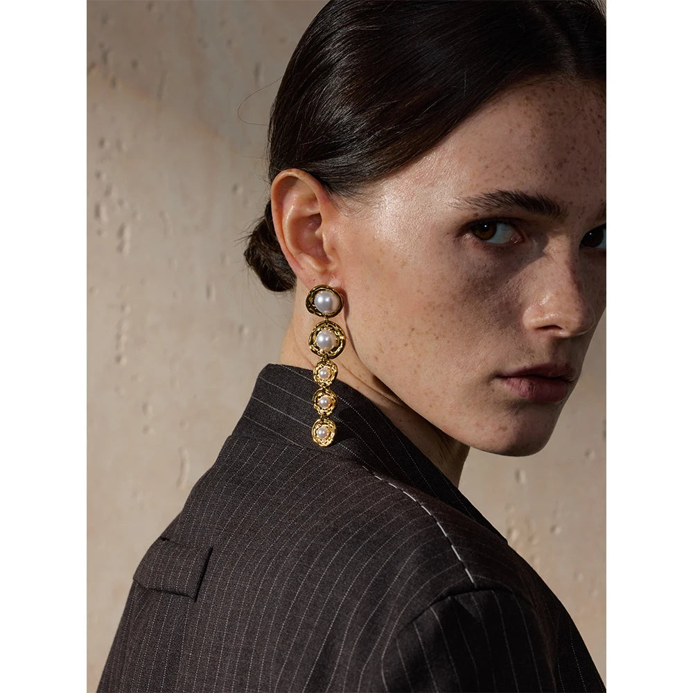 Pearl geometric earrings in gold-plated stainless steel with pearl.