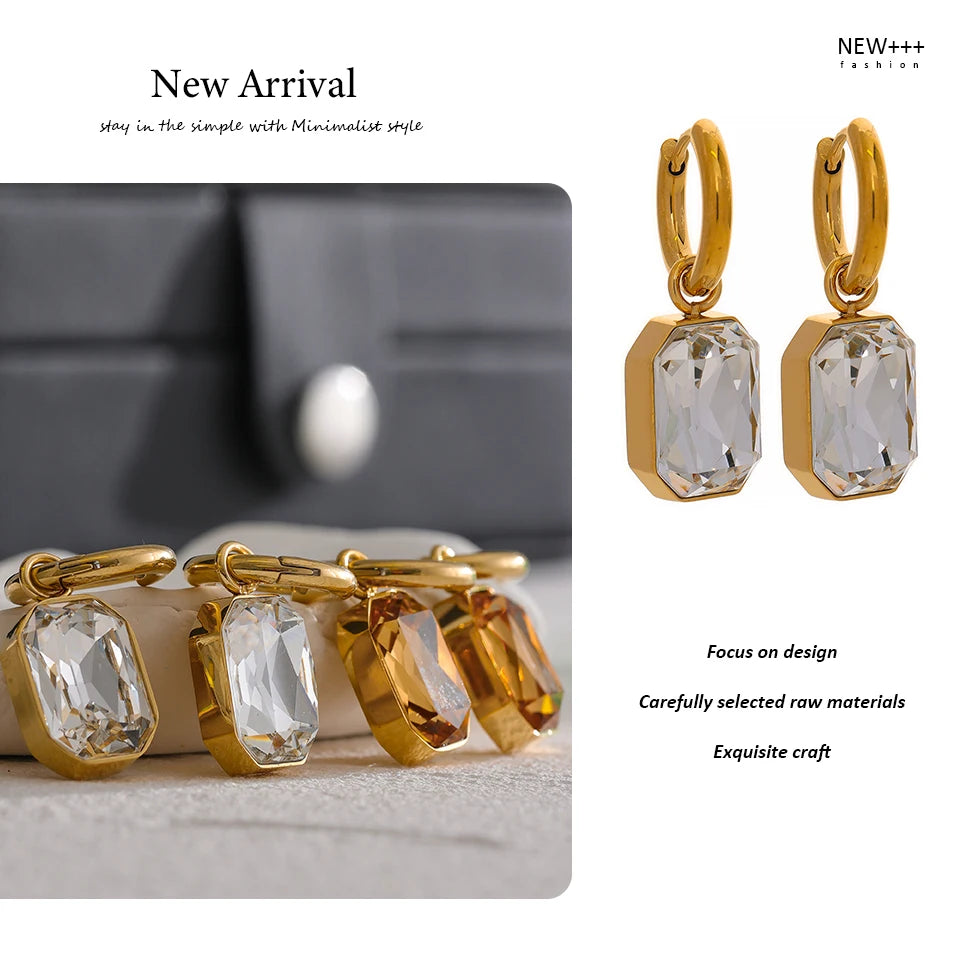 Green cubic zirconia geometric earrings in 18K gold-plated stainless steel with cubic zirconia.
