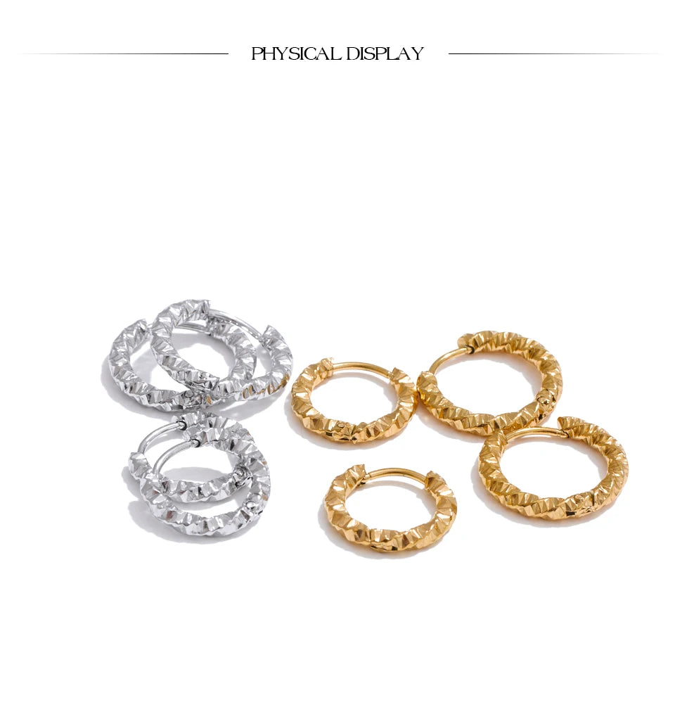 Geometric earrings in gold-plated stainless steel.