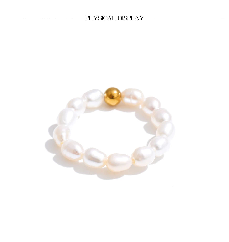 Freshwater pearl geometric ring in 18K gold-plated stainless steel with freshwater pearl.