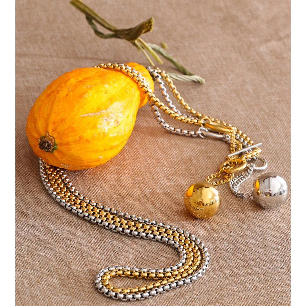 Geometric necklace in gold-plated stainless steel.
