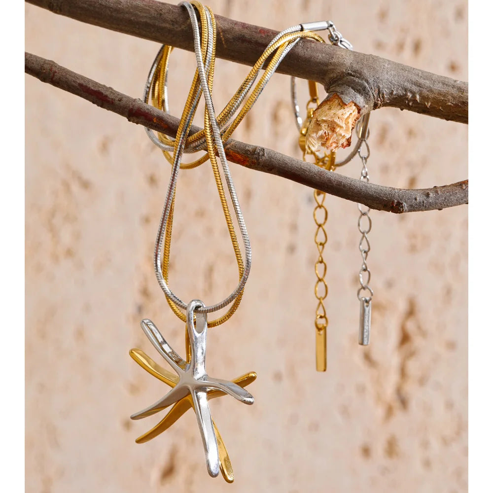 Star geometric necklace in gold-plated stainless steel.