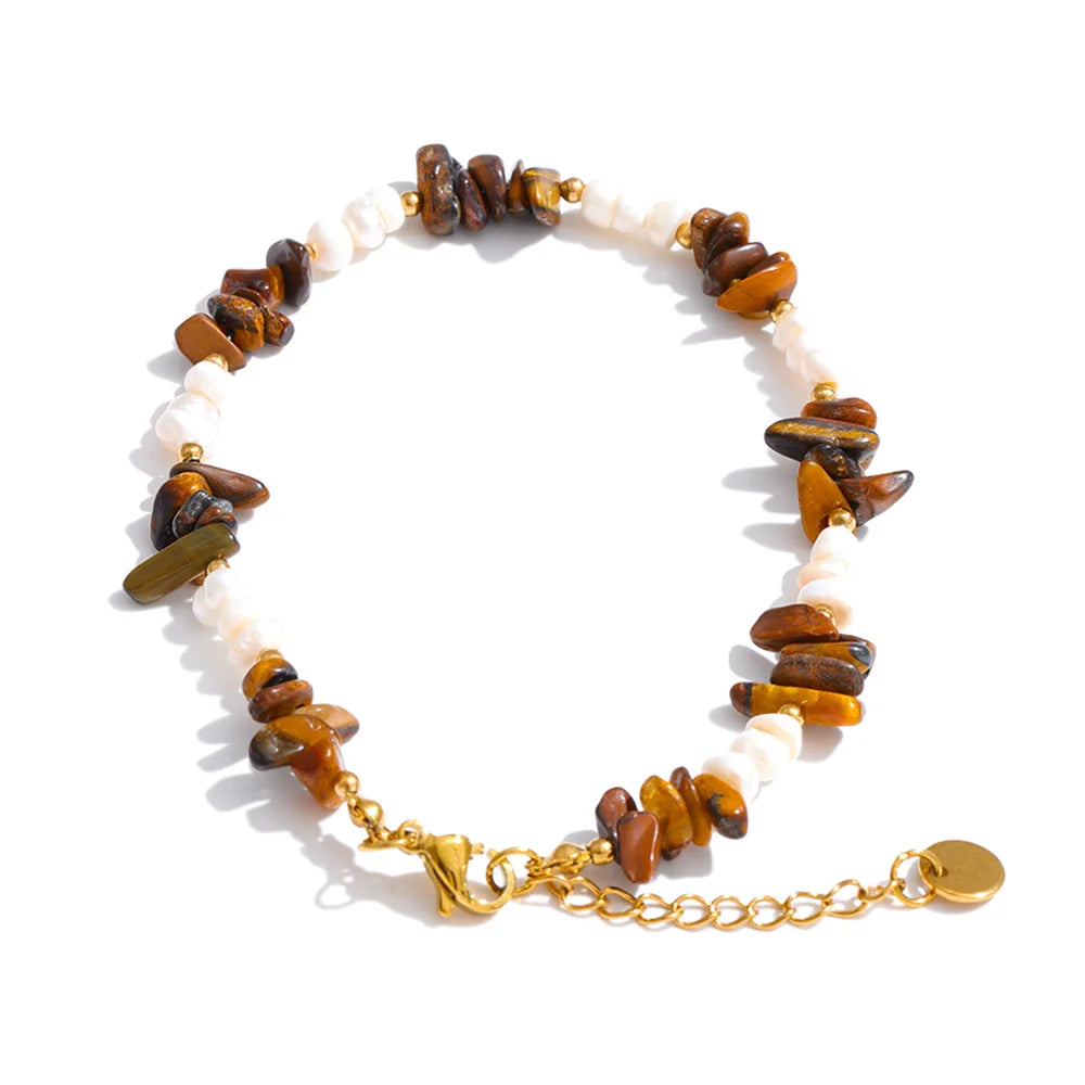 Freshwater pearl natural stone beaded necklace in gold-plated stainless steel with freshwater pearl and natural stone.