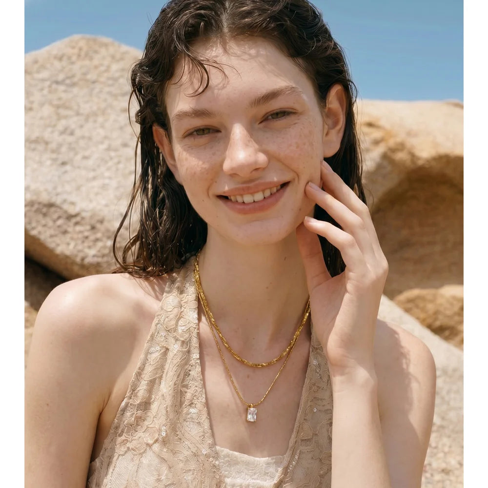 Cubic zirconia geometric chain necklace in gold-plated stainless steel with cubic zirconia.