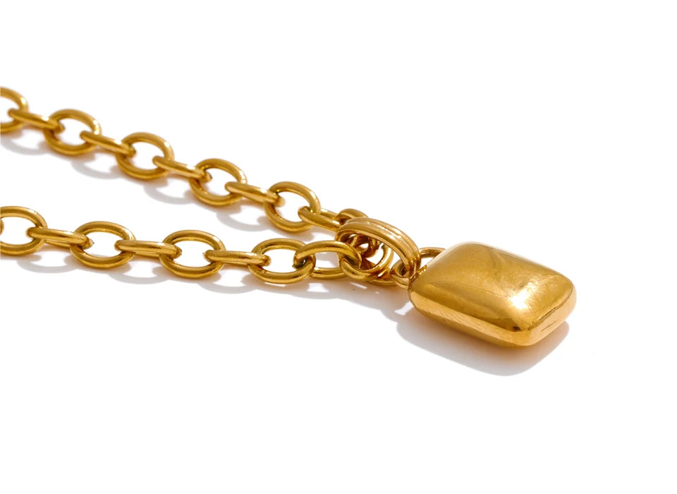 Geometric necklace in gold-plated stainless steel.