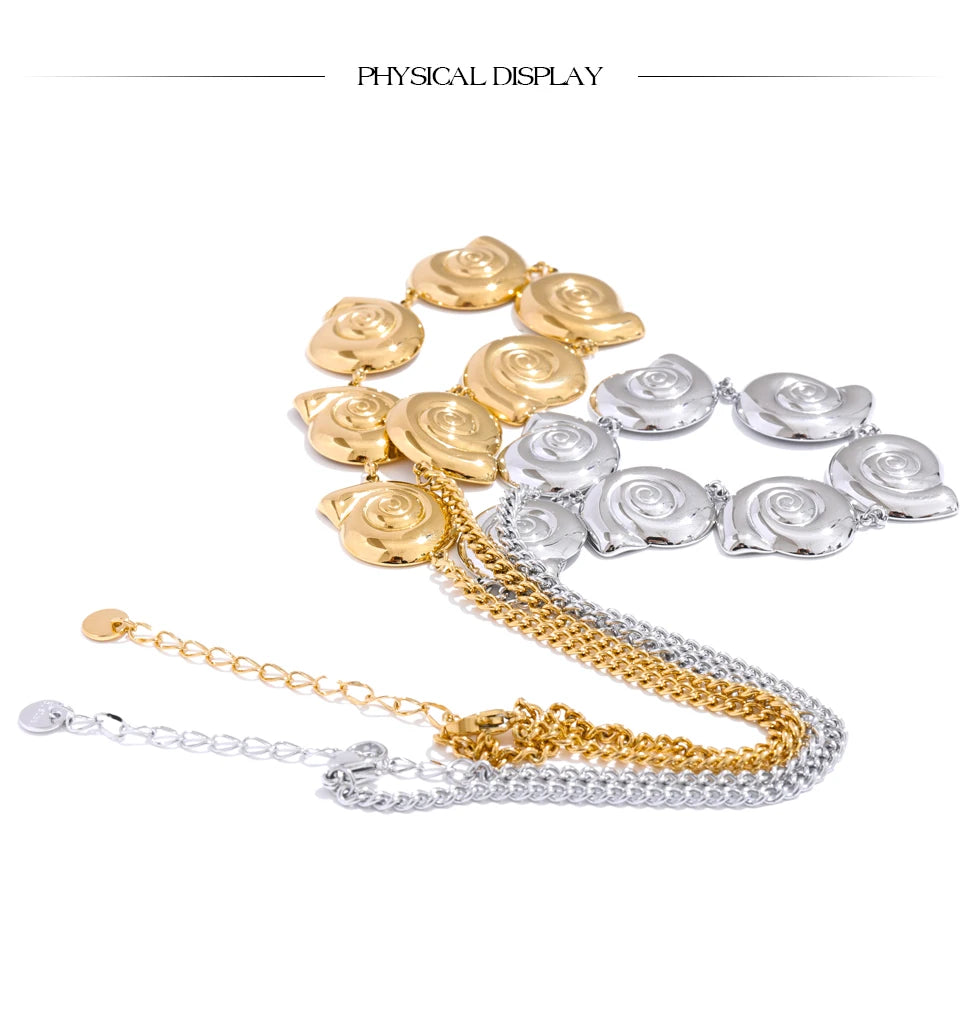Shell geometric chain necklace in gold-plated stainless steel with shell.