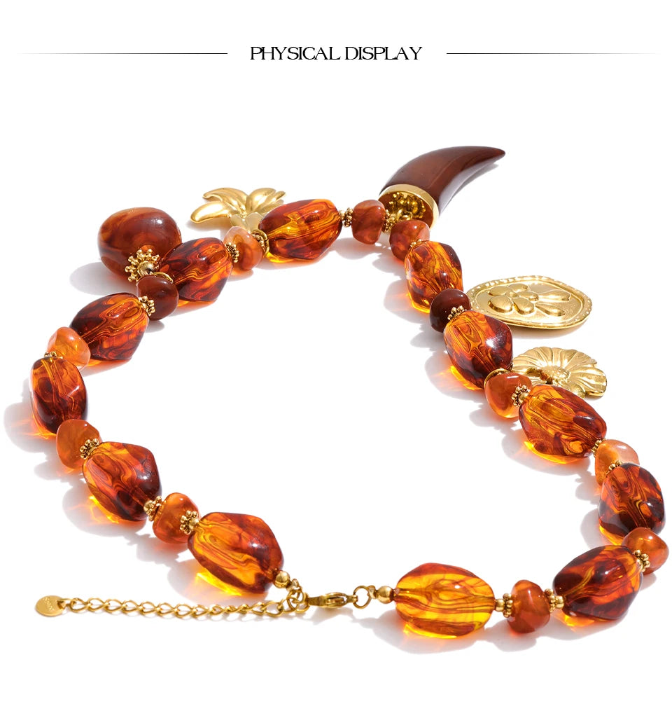 Amber resin flower necklace in gold-plated stainless steel with resin.