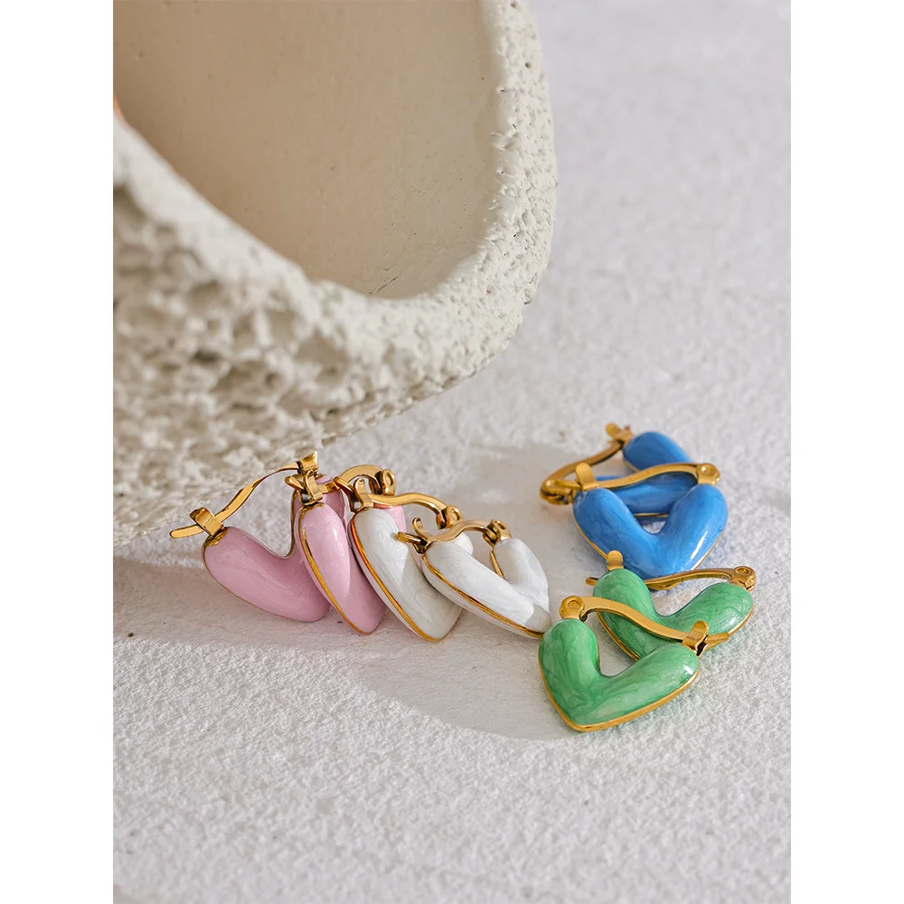 White enamel heart earrings in gold-plated stainless steel with enamel.