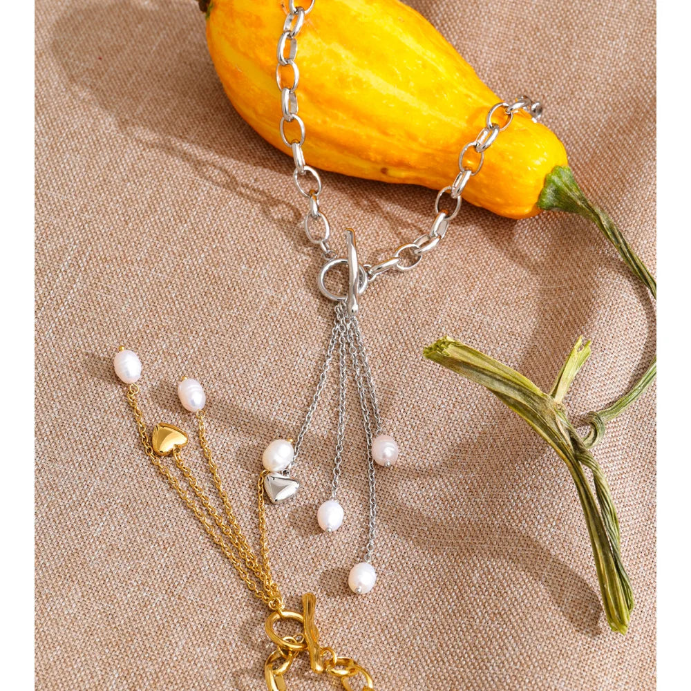 Freshwater pearl heart chain necklace in gold-plated stainless steel with freshwater pearl.