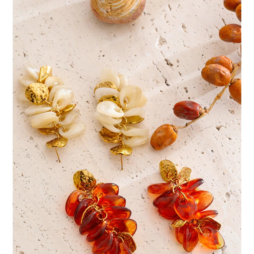 Amber resin flower earrings in gold-plated stainless steel with resin.