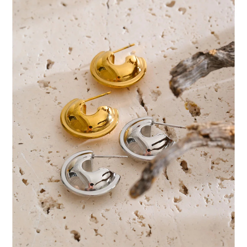 Geometric earrings in gold-plated stainless steel.