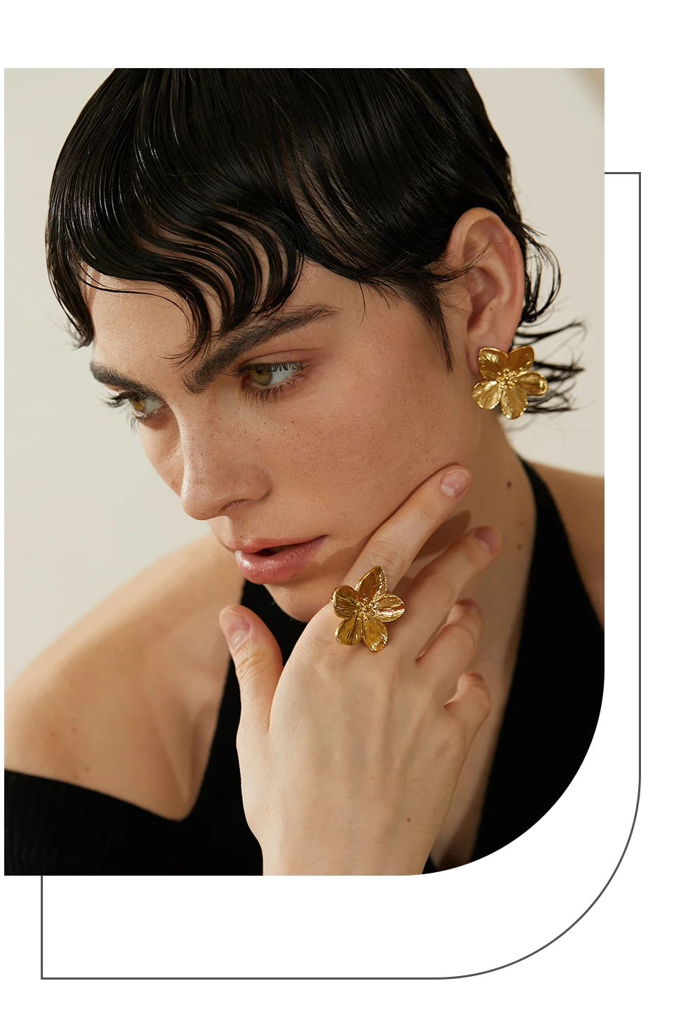 Flower geometric ring in 18K gold-plated stainless steel.
