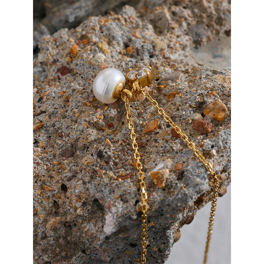 Cubic zirconia pearl geometric necklace in gold-plated stainless steel with pearl and cubic zirconia.