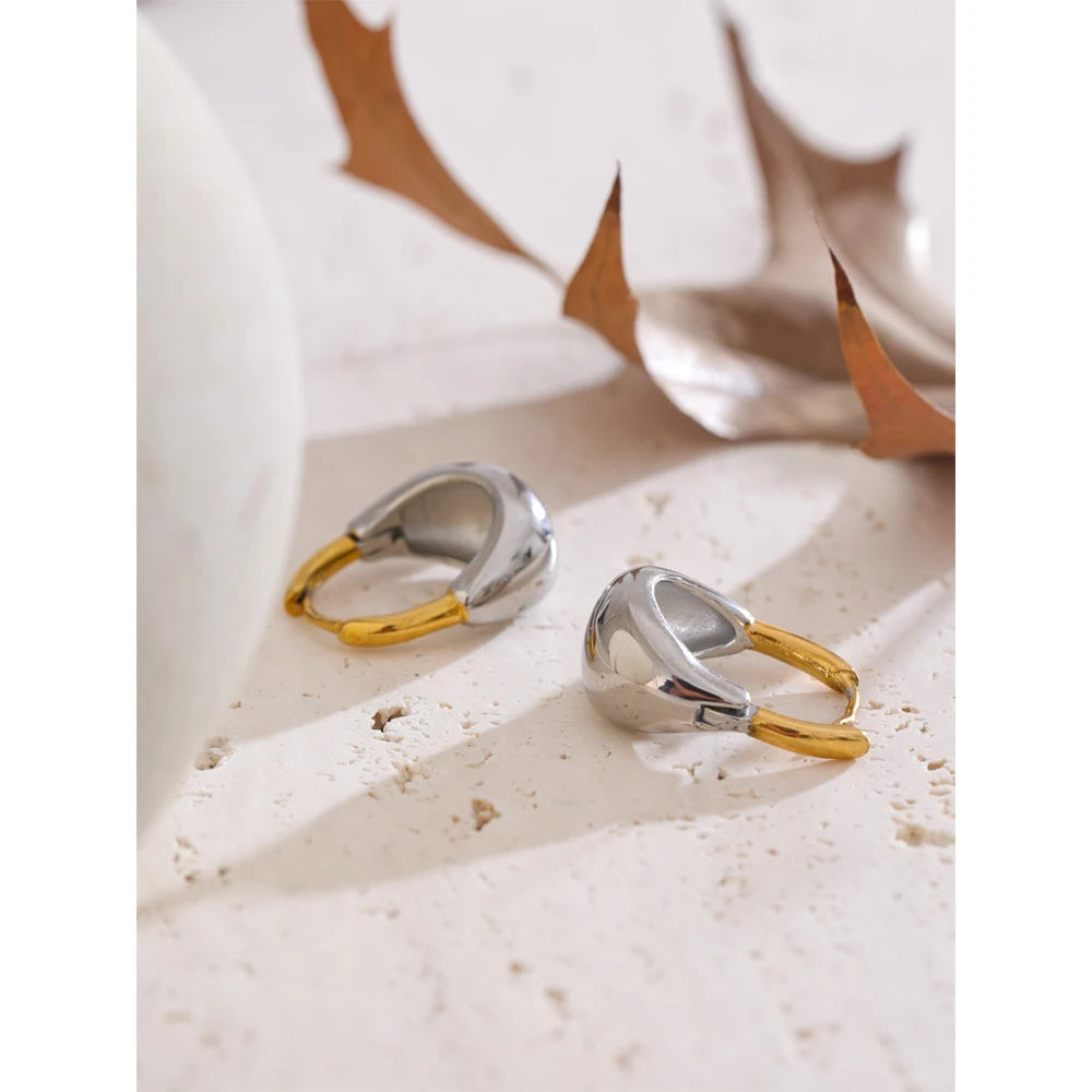 Geometric earrings in gold-plated stainless steel.