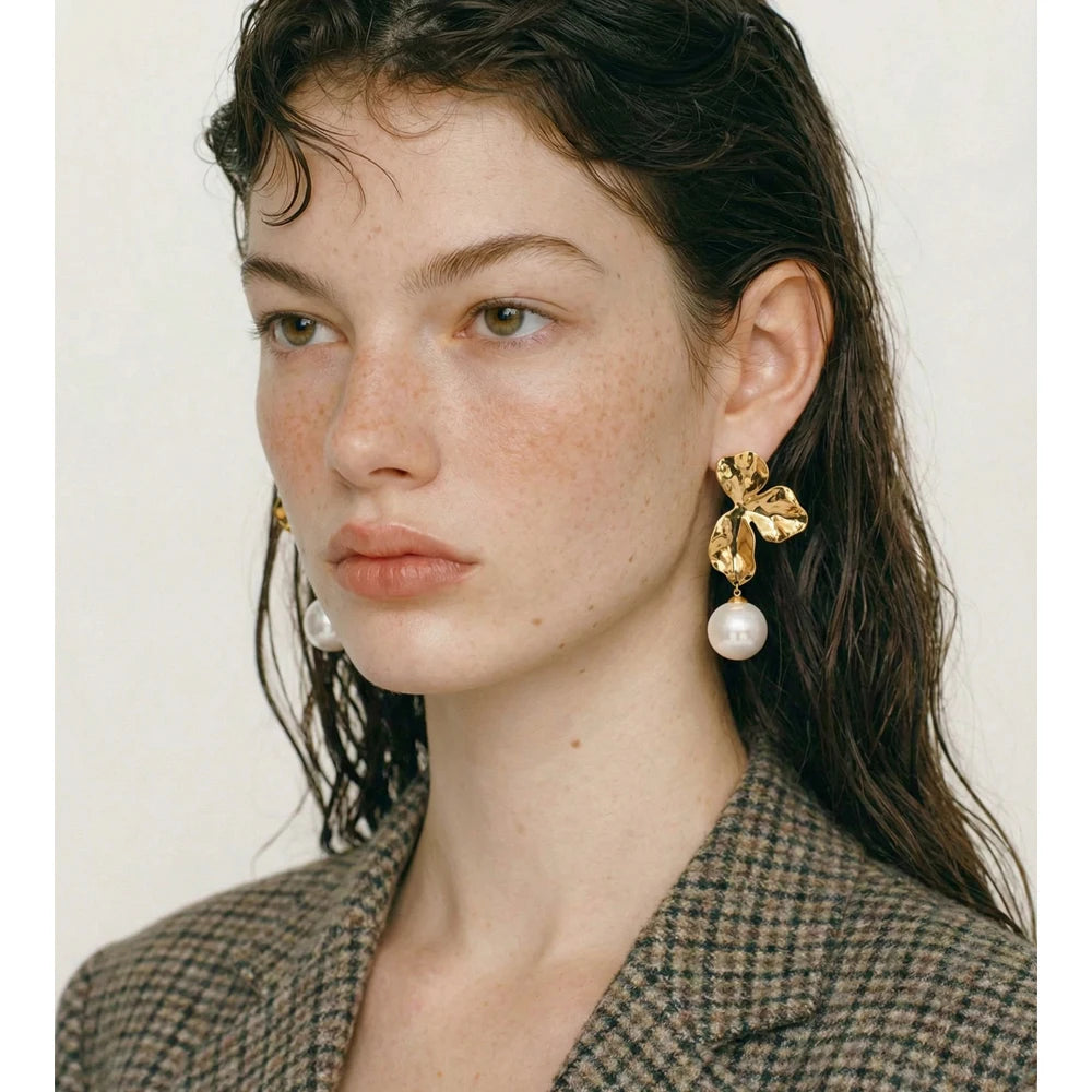 Pearl flower earrings in gold-plated stainless steel with pearl.