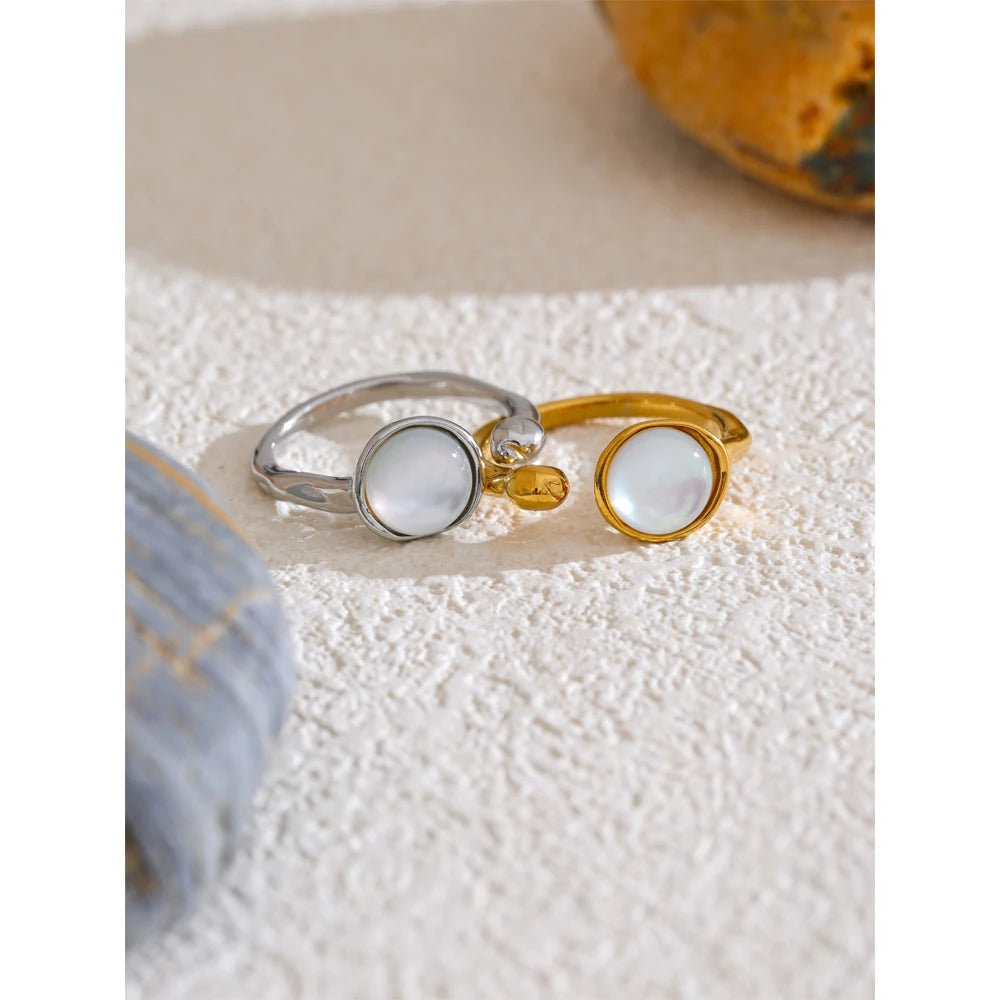 Shell geometric ring in 18K gold-plated stainless steel with shell.