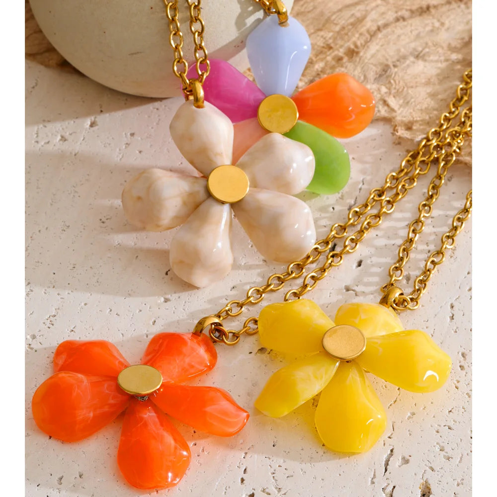 Resin acrylic flower necklace in gold-plated stainless steel with resin and acrylic.