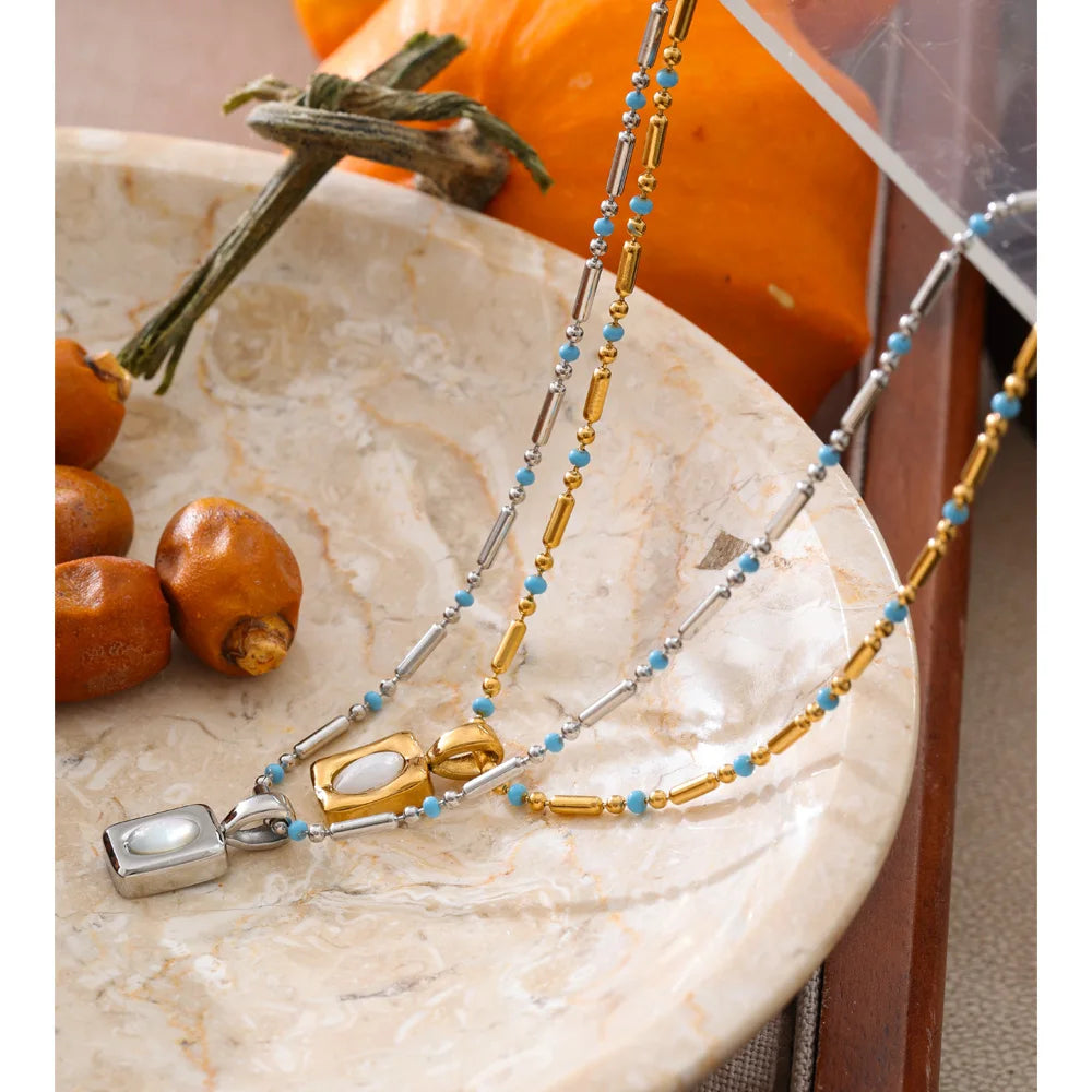 Shell geometric necklace in gold-plated stainless steel with shell.