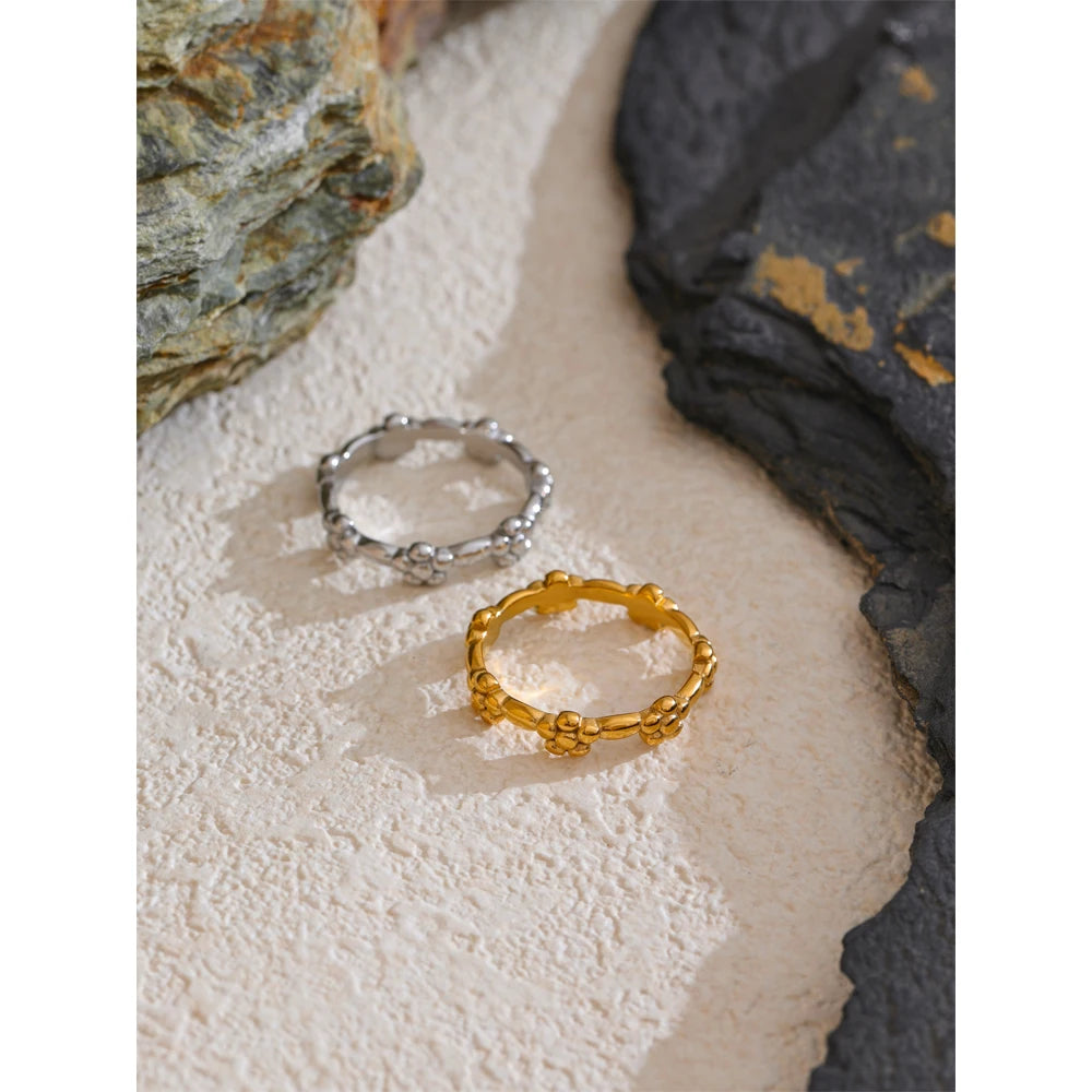 Flower ring in 18K gold-plated stainless steel.