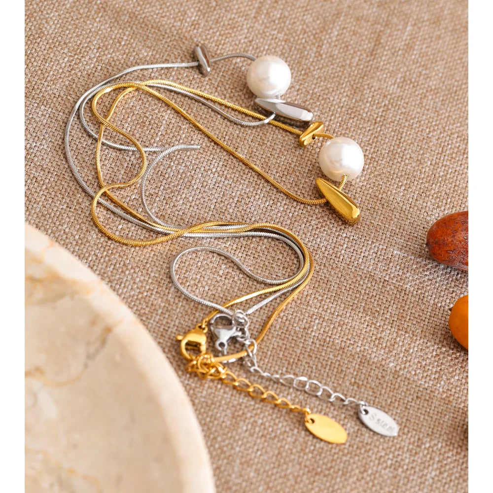 Pearl geometric necklace in gold-plated stainless steel with pearl.