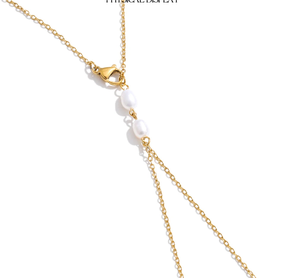 Freshwater pearl geometric chain necklace in gold-plated stainless steel with freshwater pearl.