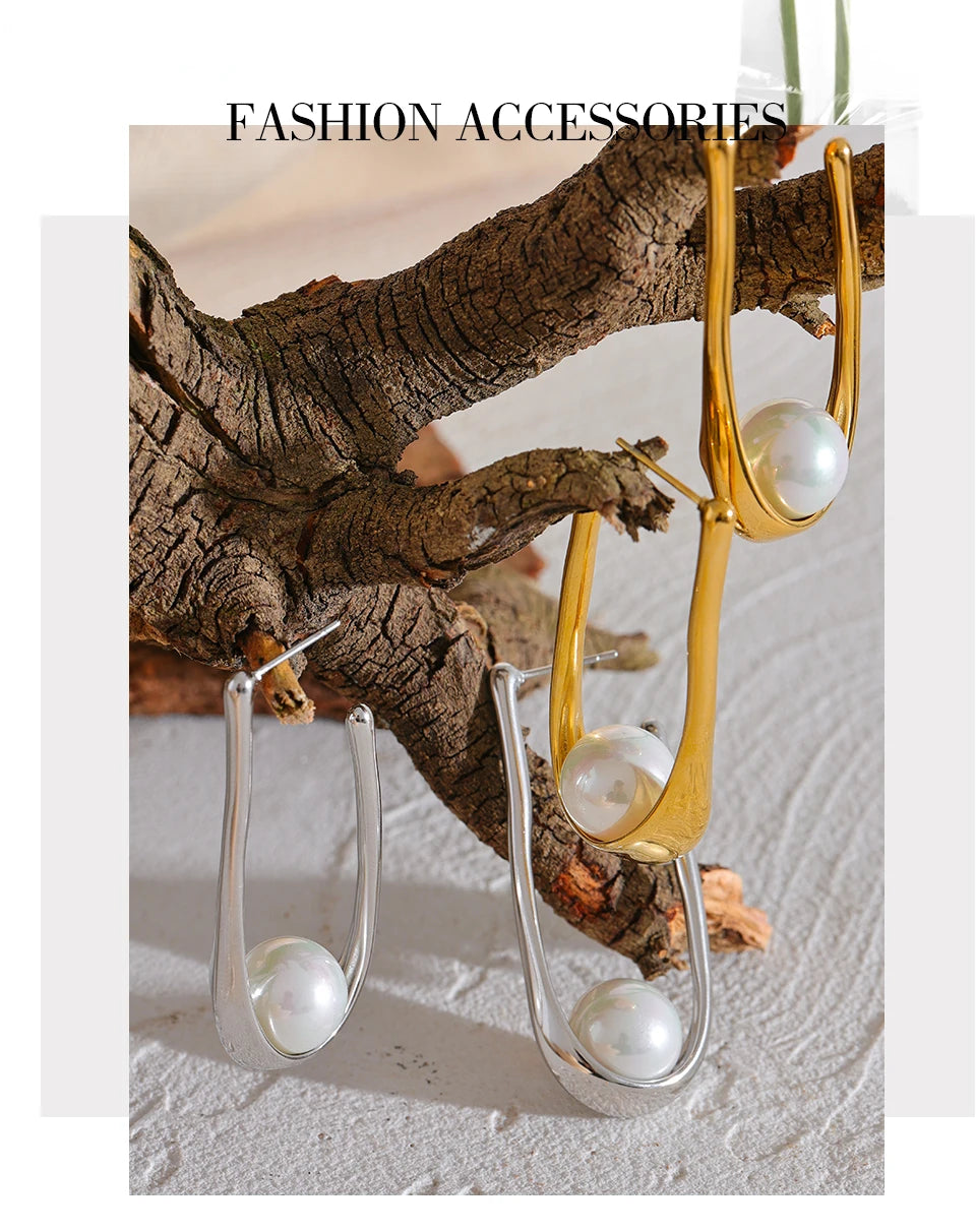 Pearl minimalist geometric earrings in gold-plated stainless steel with pearl.