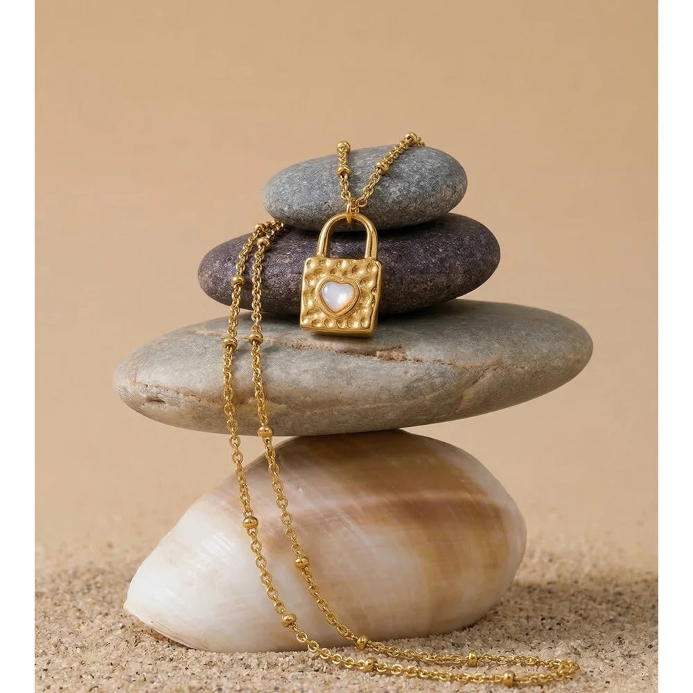Shell heart geometric necklace in gold-plated stainless steel with shell.
